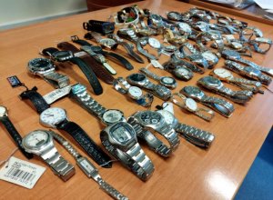 zdjęcie odzyskanych zegarków, które rozłożone są na stole