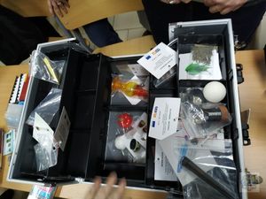 Zdjęcie walizki narkotykowej i znajdujących się tam akcesoriów imitujących narkotyki