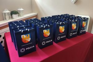torby z logiem powiatu oraz policji Prudnik a w nich okolicznościowe medale