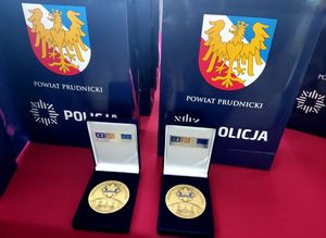 torby z logiem powiatu oraz policji Prudnik oraz okolicznościowe medale
