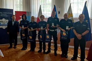 kolejne zdjęcie wyróżnionych policjantów wraz ze Starostą Powiatowym oraz Komendantem Powiatowym Policji w Prudniku