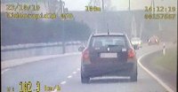 Zdjęcie z videorejestratora z przekroczenia prędkości przez kierującego osobową skodą.