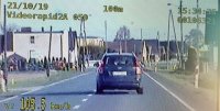 Zdjęcie z videorejestratora z przekroczenia prędkości przez kierującego osobową kią.