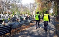 Policjanci dbają o bezpieczeństwo na cmentarzu przed dniem Wszystkich Świętych.